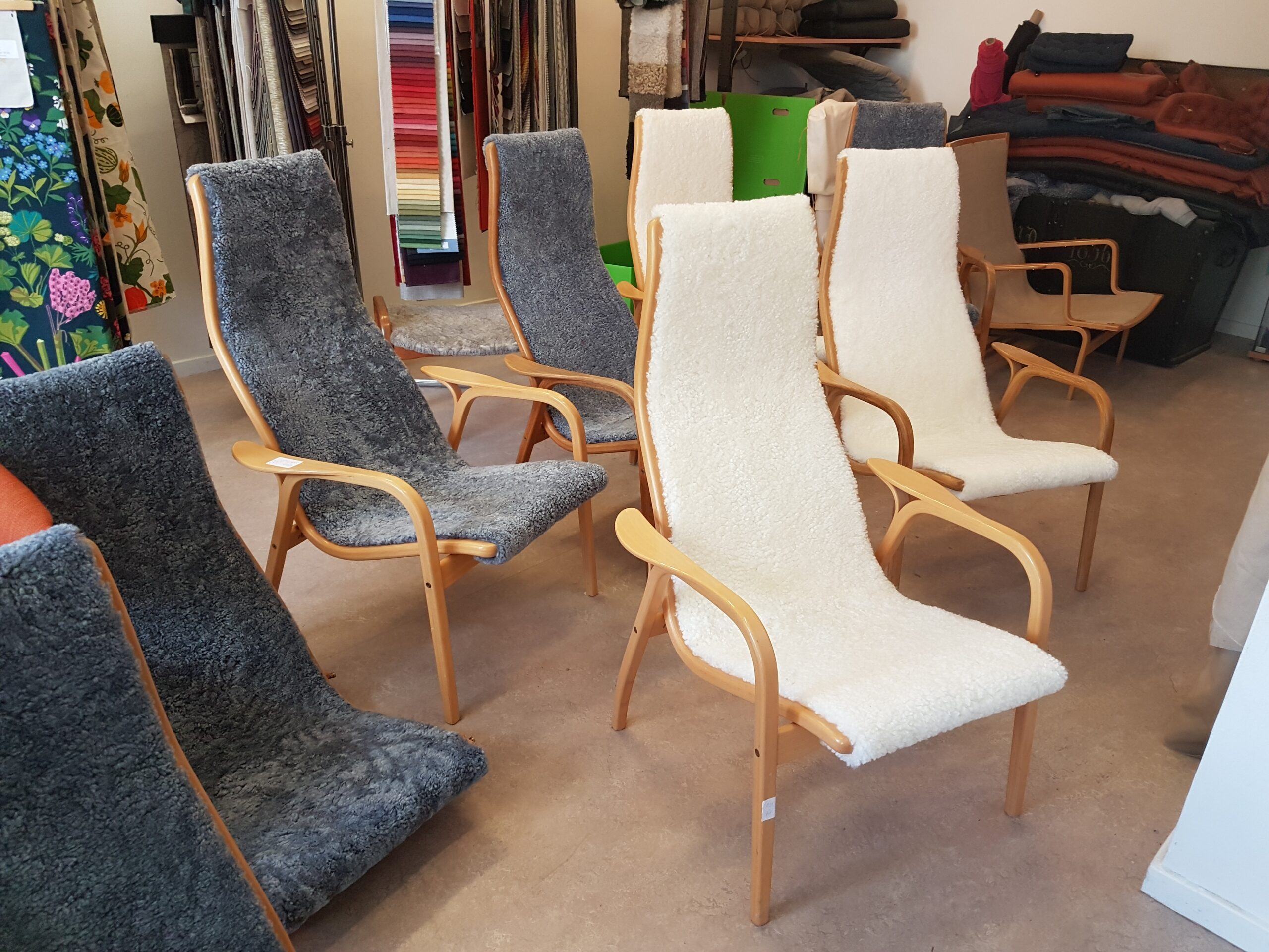 Öer 3000 omklädda Lamino stolar